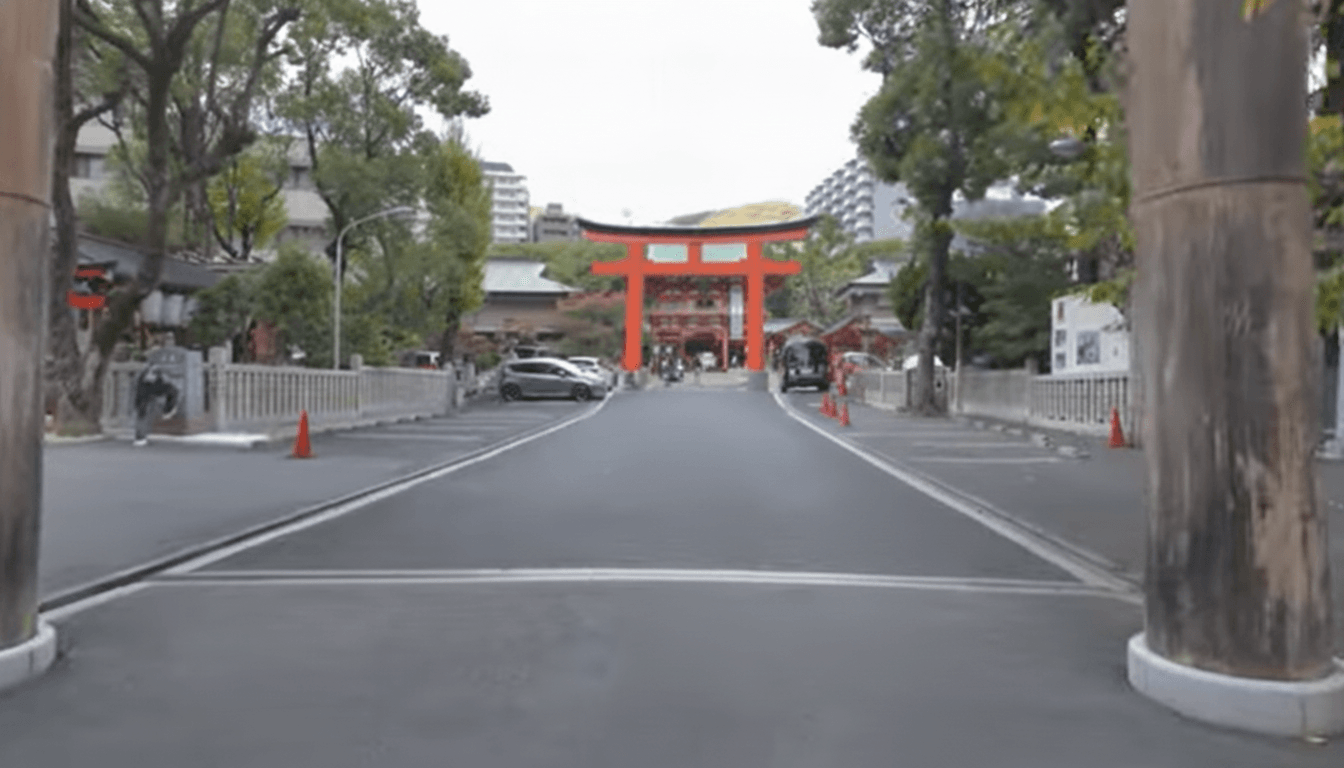 The vermillion torii gate and approach to Ikuta Shrine from Ikuta Road in central Kobe.