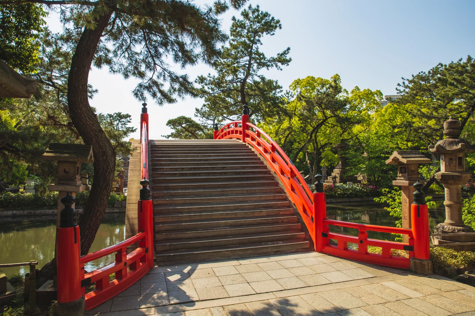 Sorihashi arched bridge reflected in the pond at Sumiyoshi Taisha Shrine, Osaka Japan