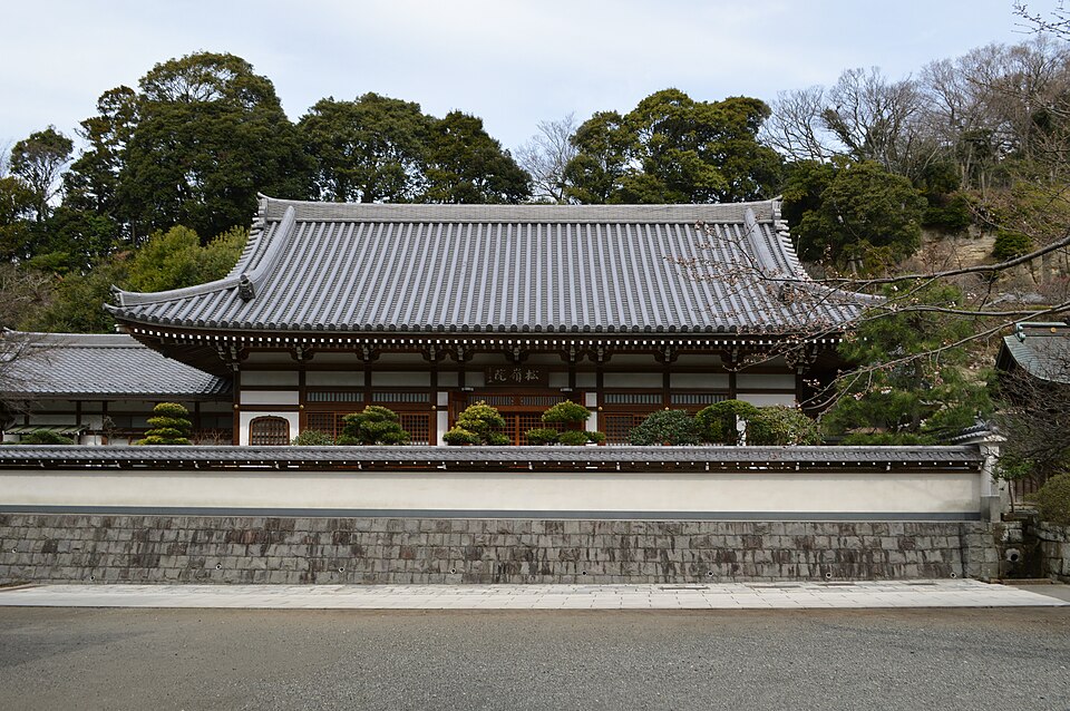Wooded pathway and seasonal scenery at Engaku-ji Temple