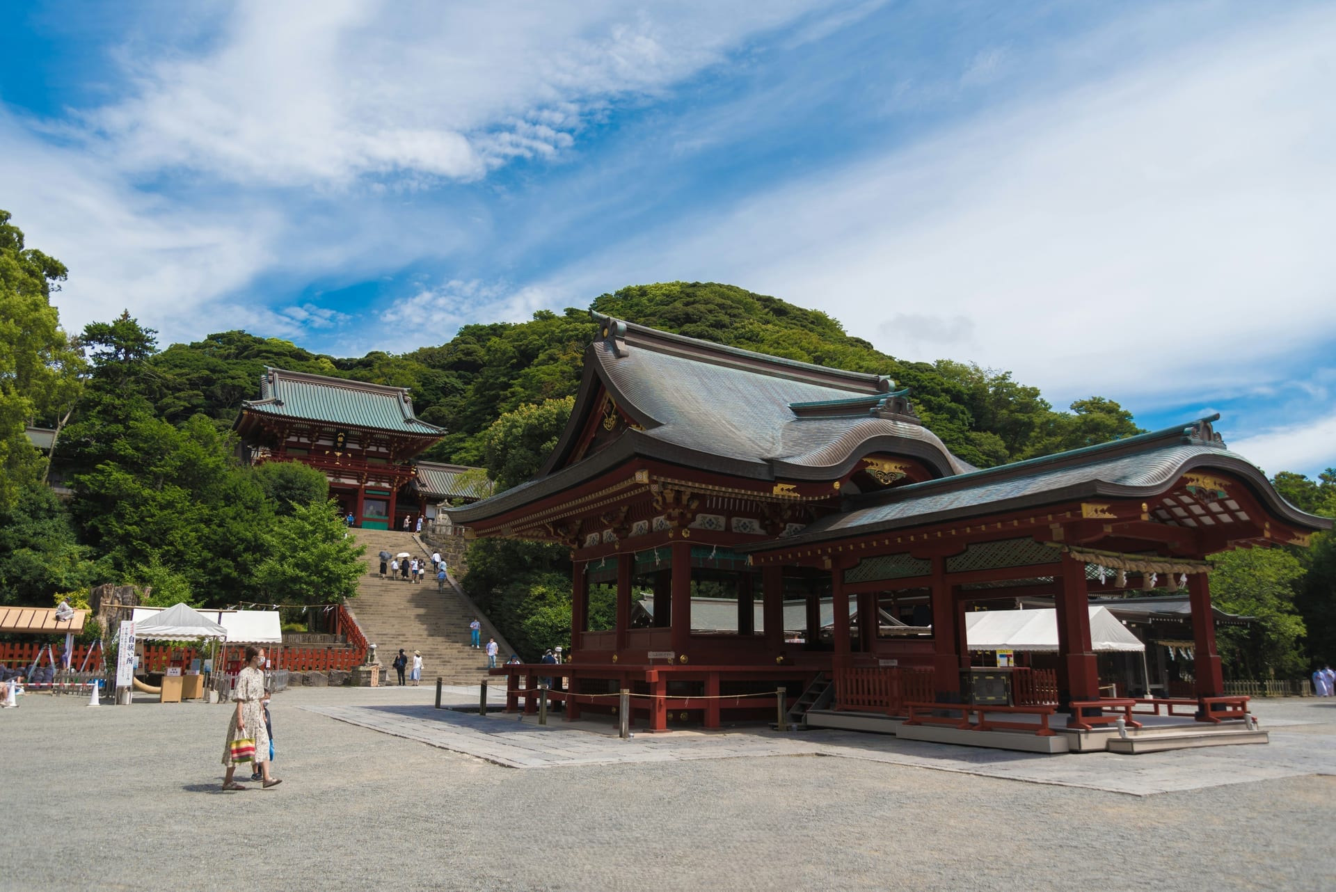 Main hall of Tsurugaoka Hachimangu Shrine atop the stone staircase