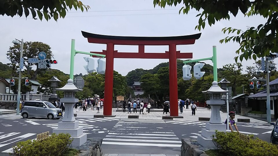 Shrine grounds at Tsurugaoka Hachimangu surrounded by seasonal scenery