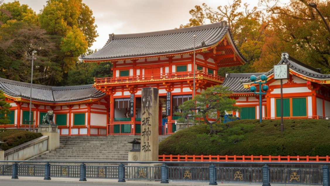 Yasaka Shrine vermilion gate and lanterns illuminated at the western entrance of Gion at night, Kyoto
