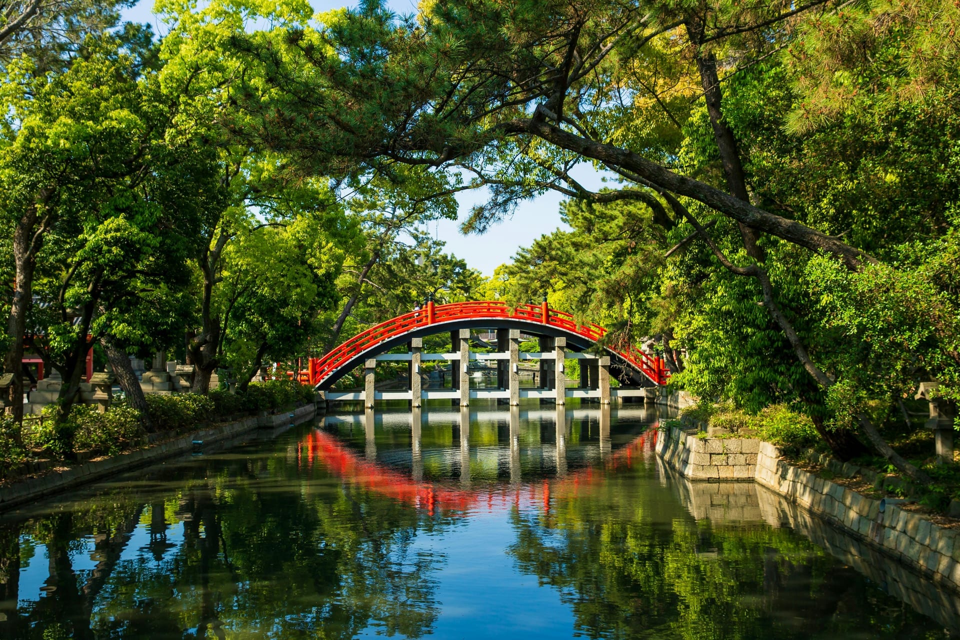 Sumiyoshi Taisha Shrine with the distinctive Sorihashi arched bridge over the pond, Osaka Japan